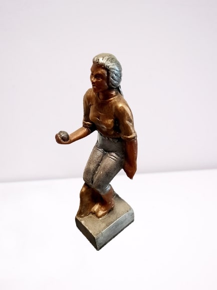 Statue de joueuse de pétanque en pierre de 27cm